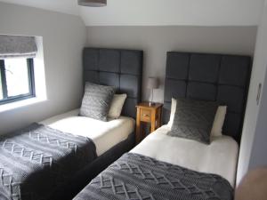 A bed or beds in a room at Hesmonds Oast Lodge