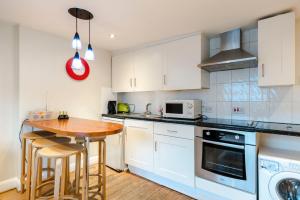 A kitchen or kitchenette at Cosy 1 Bedroomed Central London 
