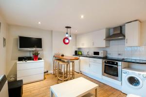 A kitchen or kitchenette at Cosy 1 Bedroomed Central London 