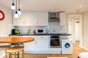 A kitchen or kitchenette at Cosy 1 Bedroomed Central London 
