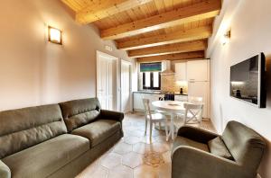 een woonkamer met een bank en een tafel bij Aruciméli Rural Resort in Giarratana