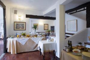 - une salle à manger avec 2 tables et un chiffon de table blanc dans l'établissement Posada San José, à Cuenca