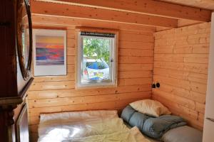 - une chambre avec 2 lits dans une maison en bois dans l'établissement Skagen hytte, à Skagen