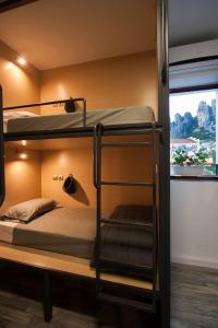 Posteľ alebo postele v izbe v ubytovaní Meteora Central Hostel