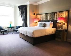 een slaapkamer met een groot bed met een houten hoofdeinde bij House Bedrooms Dublin in Dublin