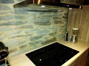 a kitchen with a counter with a glass wall at Gîte La Détente Gourmande - Porcheresse in Daverdisse +39 photos