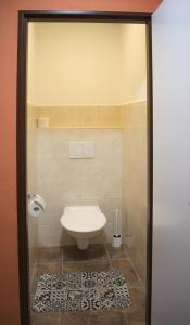 a bathroom with a toilet in a room at Penzion Čertovy Kameny in Jeseník