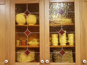 d'une armoire avec des portes en verre et des paniers dans l'établissement Ca la Monica, à Torre de Fontaubella