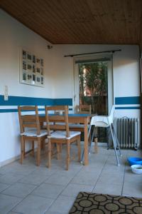 een houten tafel en stoelen op een patio bij Haus am Priwallstrand in Travemünde