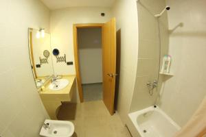 A bathroom at Hotel Albanta