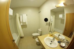 A bathroom at Hotel Albanta