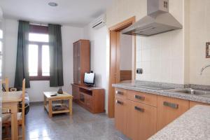 A kitchen or kitchenette at Hotel Albanta