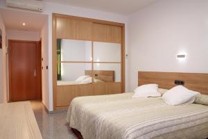 A bed or beds in a room at Hotel Albanta