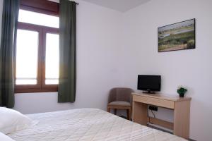 A television and/or entertainment centre at Hotel Albanta