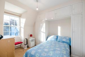 A bed or beds in a room at 2 bedroom modern apartment on historic Marylebone Lane 