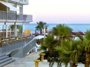 un resort con l'oceano sullo sfondo di Casa Del Mar a Roseto degli Abruzzi