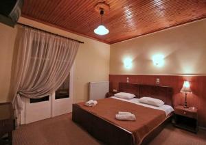 Ένα ή περισσότερα κρεβάτια σε δωμάτιο στο Ξενώνας Σινόη