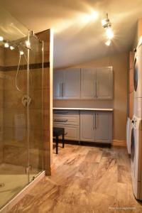 a bathroom with a shower and a glass shower stall at La Galouine Auberge in Tadoussac