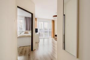 sypialnia z dużym lustrem i łóżkiem w obiekcie Apartament Poniatowskiego - Komfortowe Noclegi w Piasecznie