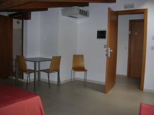 a room with a table and chairs and a door at Casa Del Mar in Roseto degli Abruzzi