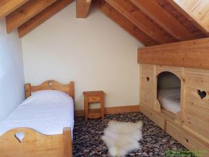 ヴァロワールにあるHôtel-Chalet les Mélèzesの木製の天井のベッドルーム1室(ベッド2台付)
