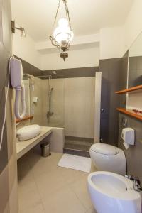 Et badeværelse på The Belgrade Hills Rooms and Suites