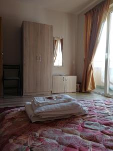 1 dormitorio con 1 cama en el centro de la habitación en Full Rooms en Kyustendil