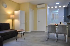 Apartamento Sants في برشلونة: غرفة معيشة مع أريكة وطاولة وكراسي