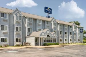 un grand bâtiment avec un panneau en haut dans l'établissement Microtel Inn Bowling Green, à Bowling Green