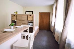 una pequeña cocina con mesa y sillas en una habitación en Cozy Apt in the Heart of Old Town, en Vilna