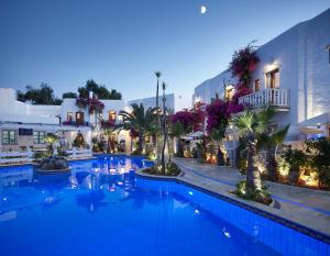 A piscina localizada em Polikandia Hotel ou nos arredores