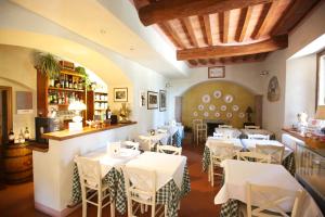 Reštaurácia alebo iné gastronomické zariadenie v ubytovaní Il Casale Del Cotone