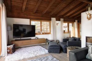 TV a/nebo společenská místnost v ubytování Top modernes Ferienhaus mit Sauna! Nicht weit vom Skilift