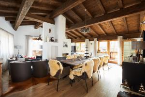 uma sala de jantar com mesa e cadeiras em Top modernes Ferienhaus mit Sauna! Nicht weit vom Skilift em Kirchberg in Tirol