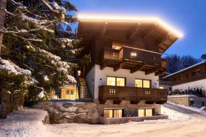 a house in the snow with a balcony at Top modernes Ferienhaus mit Sauna! Nicht weit vom Skilift in Kirchberg in Tirol
