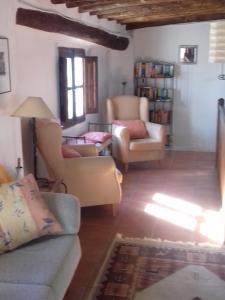 a living room with two chairs and a couch at El Tinao in Yegen