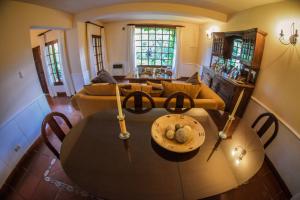 een woonkamer met een tafel en een bank bij Santa Rosa in La Cumbre