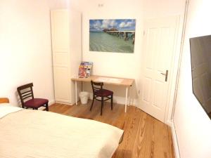 1 dormitorio con 1 cama, mesa y sillas en All you need - Room, en Hamburgo