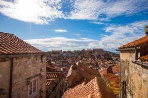 Nespecifikovaný výhled na destinaci Dubrovník nebo výhled na město při pohledu z penzionu