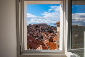 Nespecifikovaný výhled na destinaci Dubrovník nebo výhled na město při pohledu z penzionu