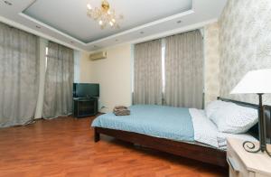 キーウにあるTwo Bedroom Apartment on Kreschatik, Kyiv center with great viewのベッドルーム(ベッド1台、テレビ付)