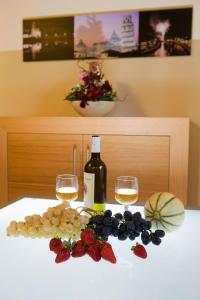 un tavolo con due bicchieri di vino e frutta di Miramare Resort a Tirrenia
