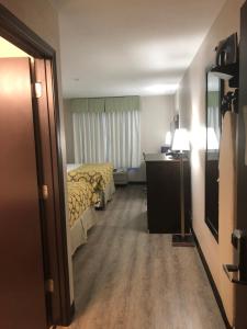 TV o dispositivi per l'intrattenimento presso Baymont by Wyndham Phoenix I-10 near 51st Ave