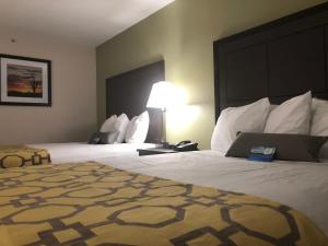 Letto o letti in una camera di Baymont by Wyndham Phoenix I-10 near 51st Ave