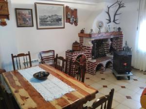 comedor con mesa y chimenea en Casa Rosalia, en Bronchales