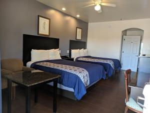 Un pat sau paturi într-o cameră la Americas Best Value Inn - Brownsville