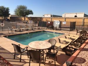 Piscina di Baymont by Wyndham Phoenix I-10 near 51st Ave o nelle vicinanze