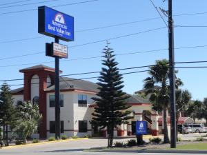 una señal de hotel frente a un edificio en Americas Best Value Inn - Brownsville en Brownsville