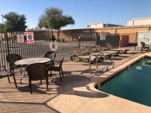 Piscina di Baymont by Wyndham Phoenix I-10 near 51st Ave o nelle vicinanze