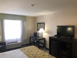 TV o dispositivi per l'intrattenimento presso Baymont by Wyndham Phoenix I-10 near 51st Ave